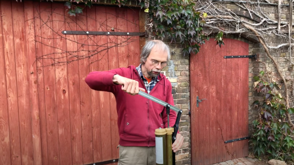 Michael mit Handpumpe